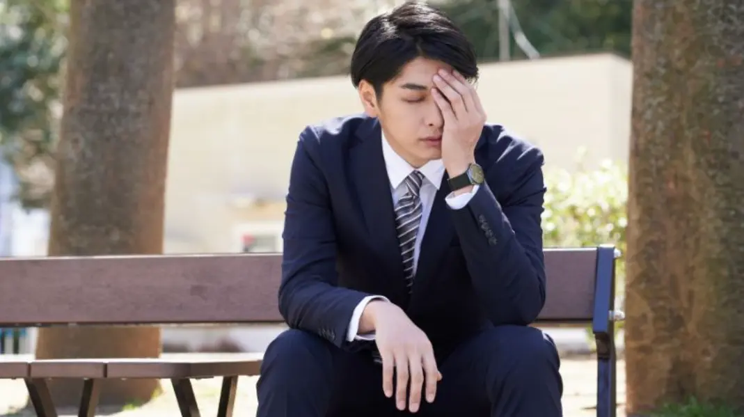 落ち込む男性