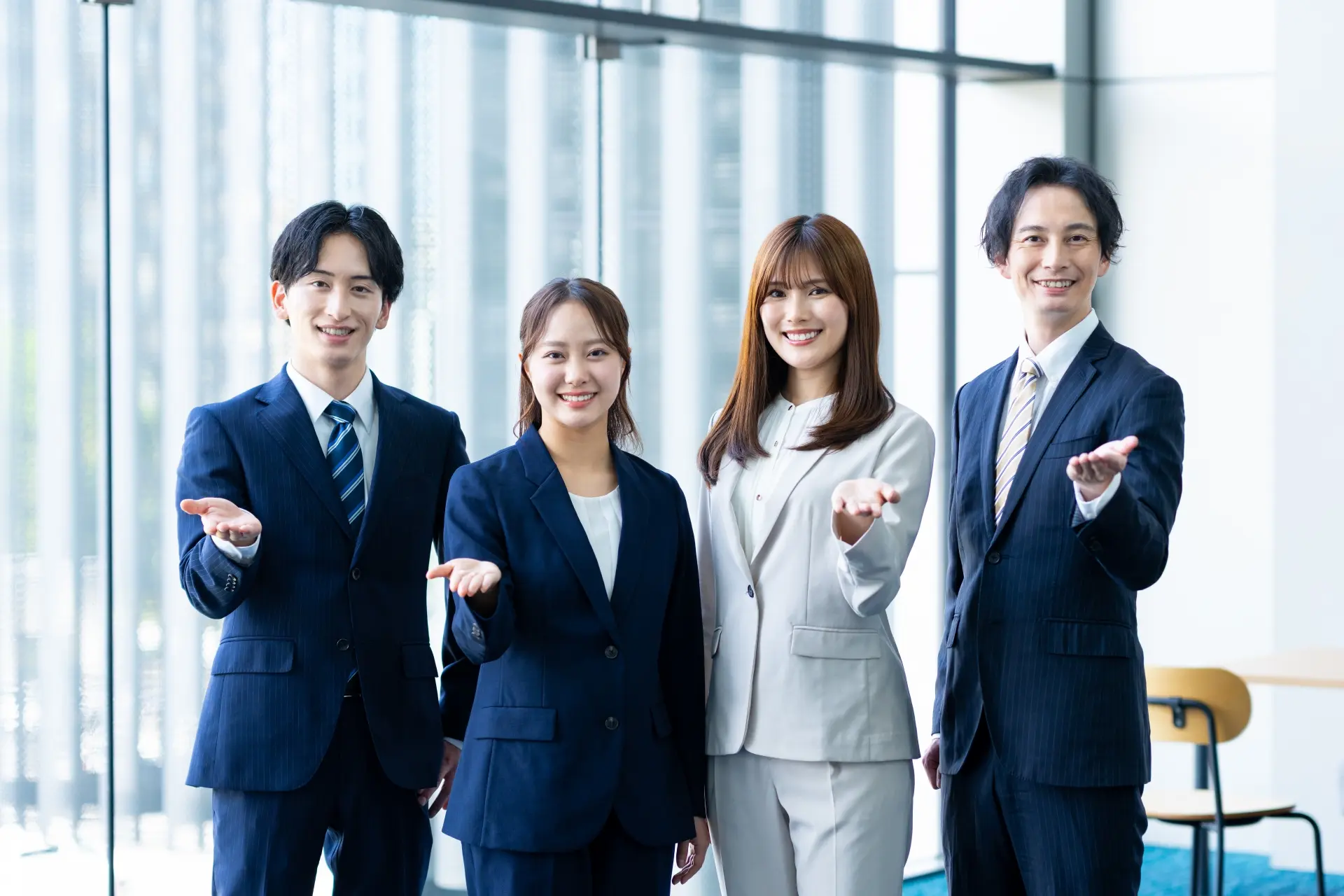 4人