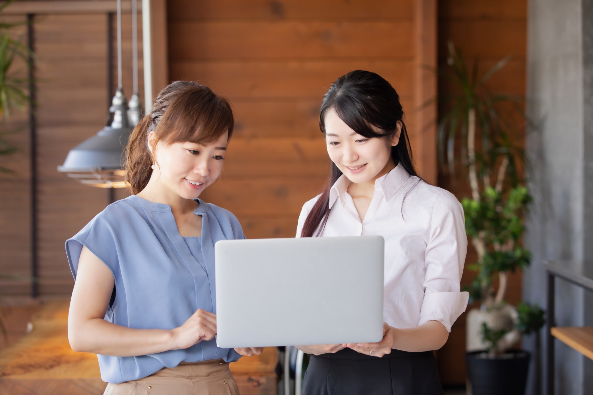 female-staff-laptop-discussion